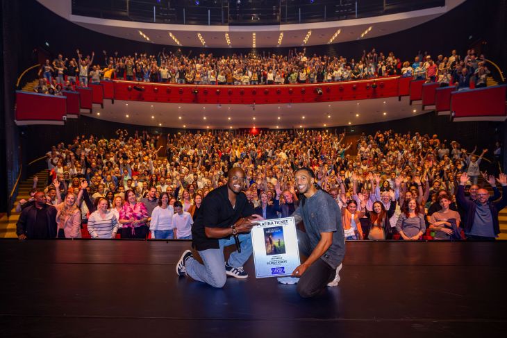 Platina Ticket Award uit handen van Jandino Asporaat